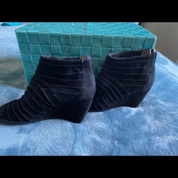 AEROSOLES women’s suede black ankle booties/size 6 - Picture 4 of 11